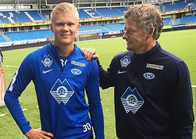 豪取16连胜，孔帕尼在客胜巴黎后与球员一同庆祝胜利（做客巴黎告捷，孔帕尼率队同庆，豪取16连胜）