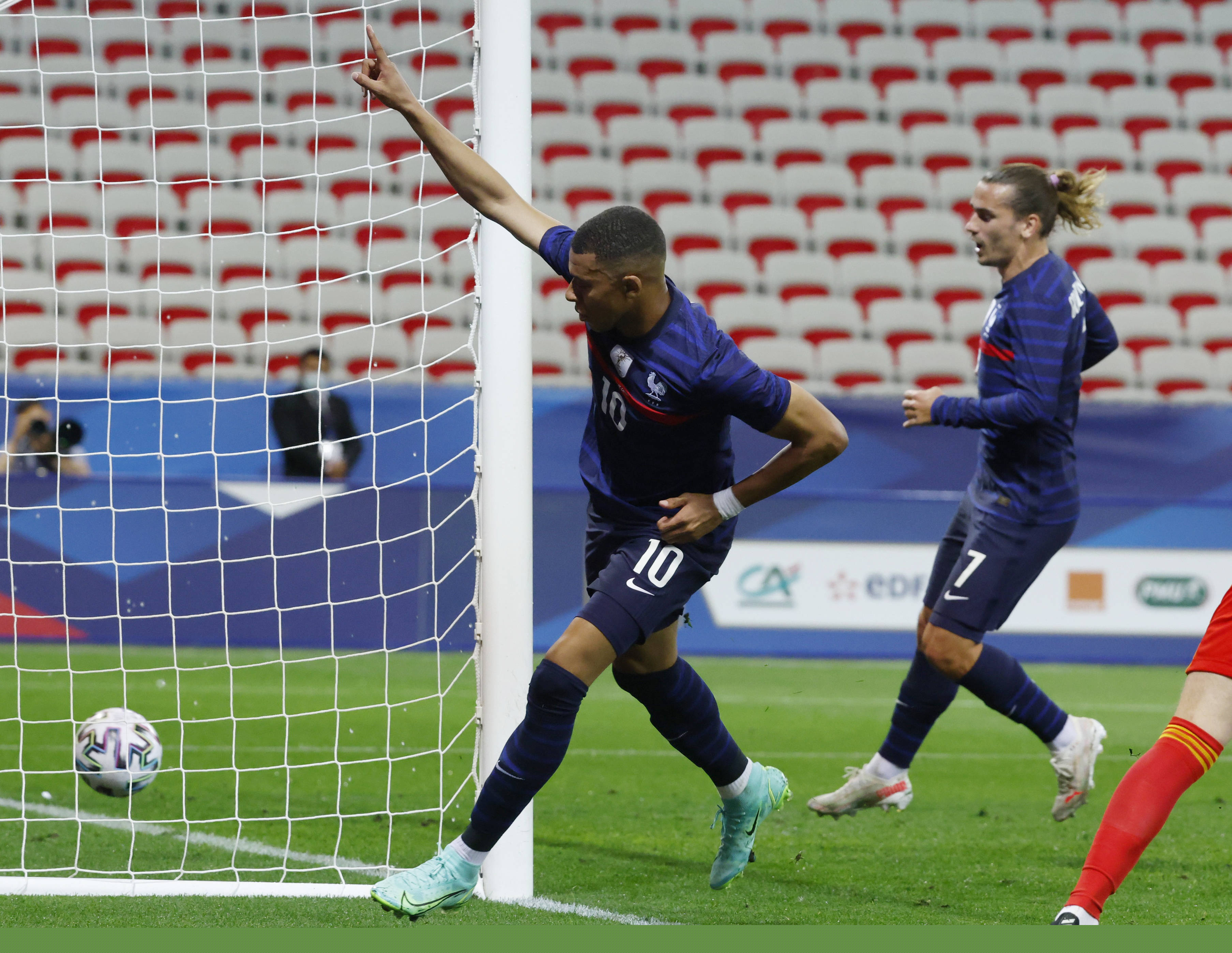 辽宁男篮王哲林末节关键表现（王哲林末节发威，助辽宁男篮拿下关键分）