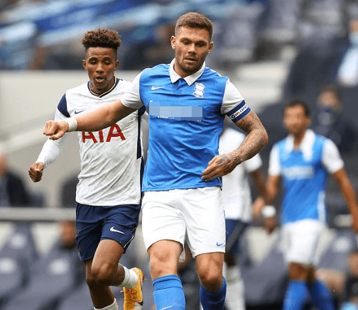 C罗：国家队没有谁是不可撼动的；球迷嘘我会帮我队友减轻压力（C罗：国家队没有绝对核心；嘘声冲我来，我替队友扛压力）