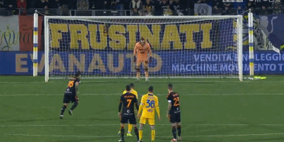 你给多少分？法鹰旧将特拉普和妻子高难度动作秀恩爱（打几分？前法鹰旧将特拉普与妻子上演高难度花式秀恩爱）