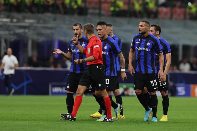 库里今日赛前入场穿加内特战靴，热身换上爱德华兹战靴（库里今日入场穿加内特签名鞋，热身改换爱德华兹战靴）